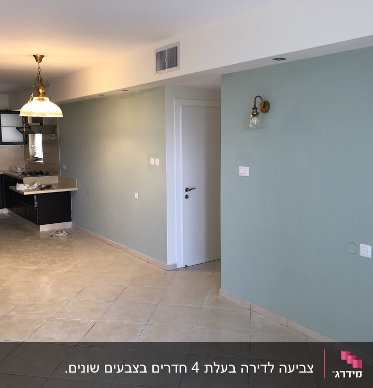 קיר צבוע בצבע ירוק בהיר עם מנורה תלויה